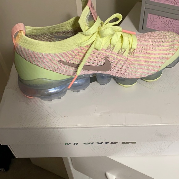 Nike Shoes - Vapormax Nike size 7